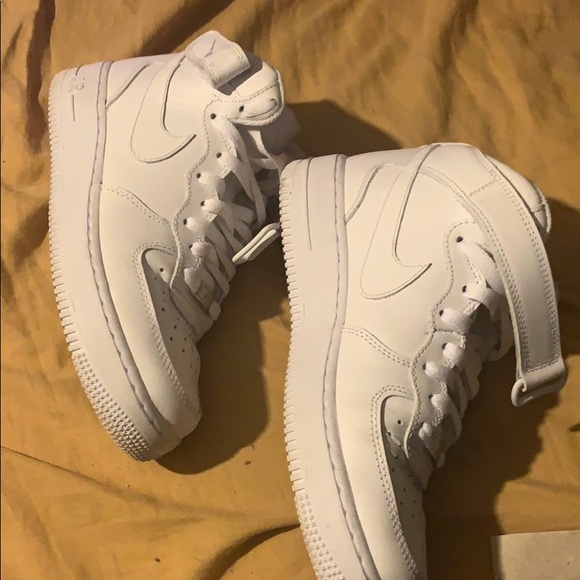 All white Nike Airforce 1 mids - Picture 3 of 5